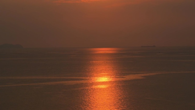 景观海景与傍晚的金色日落，自然背景