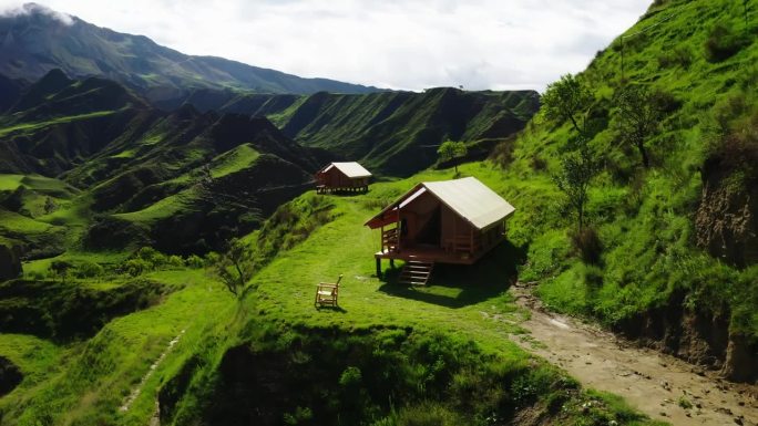 田园诗般的山间小屋点缀着郁郁葱葱的风景，是幽静乡村生活的缩影