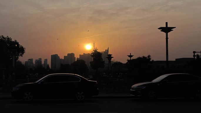 黄昏夕阳西下马路边风景烟火气