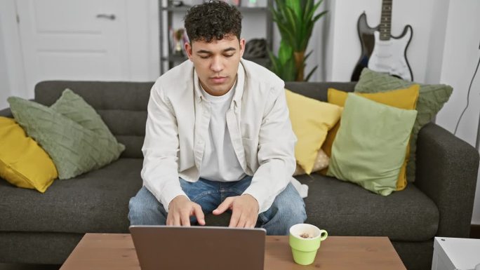 一个年轻人在舒适的客厅里用笔记本电脑工作，第二张照片表现出沮丧，第三张照片表现出宽慰。