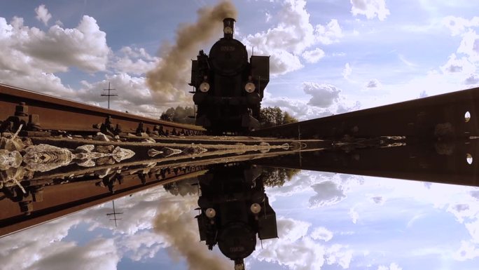 旧历史复古复古模拟技术革命背景-工业机车列车在铁路上