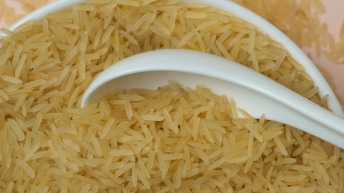 勺子里的长粒印度香米