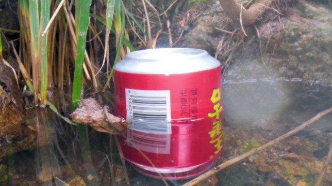 环境污染破坏乱扔垃圾河边农村户外环境保护