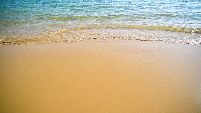 大海海岛海浪浪花冲刷沙滩升格特写