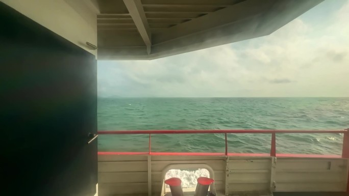 船在大海上行驶中的镜头