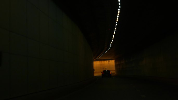 汽车在黑暗的隧道中穿行