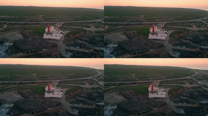 美丽的灯塔闪烁海岸在早晨的天空鸟瞰图。红色灯塔