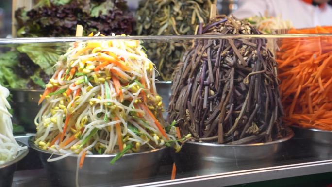 拌饭是新鲜蔬菜和泡菜配料的韩国街头小吃