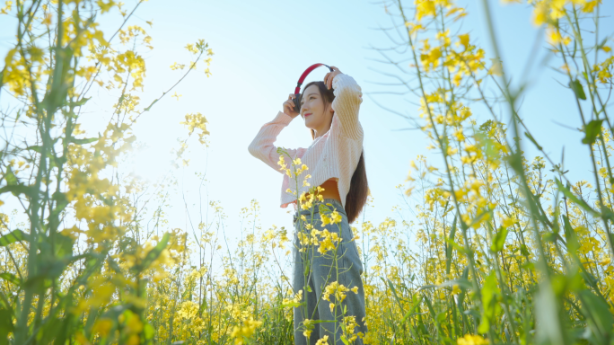 女孩自然花海清新春天美好风景康养意境