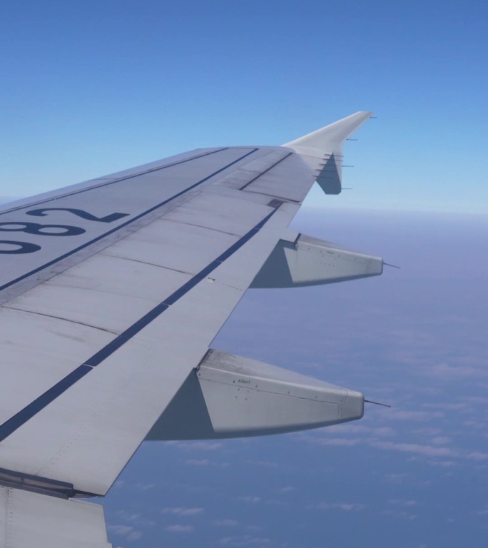 飞机高空穿越云层飞行旅游  竖屏素材