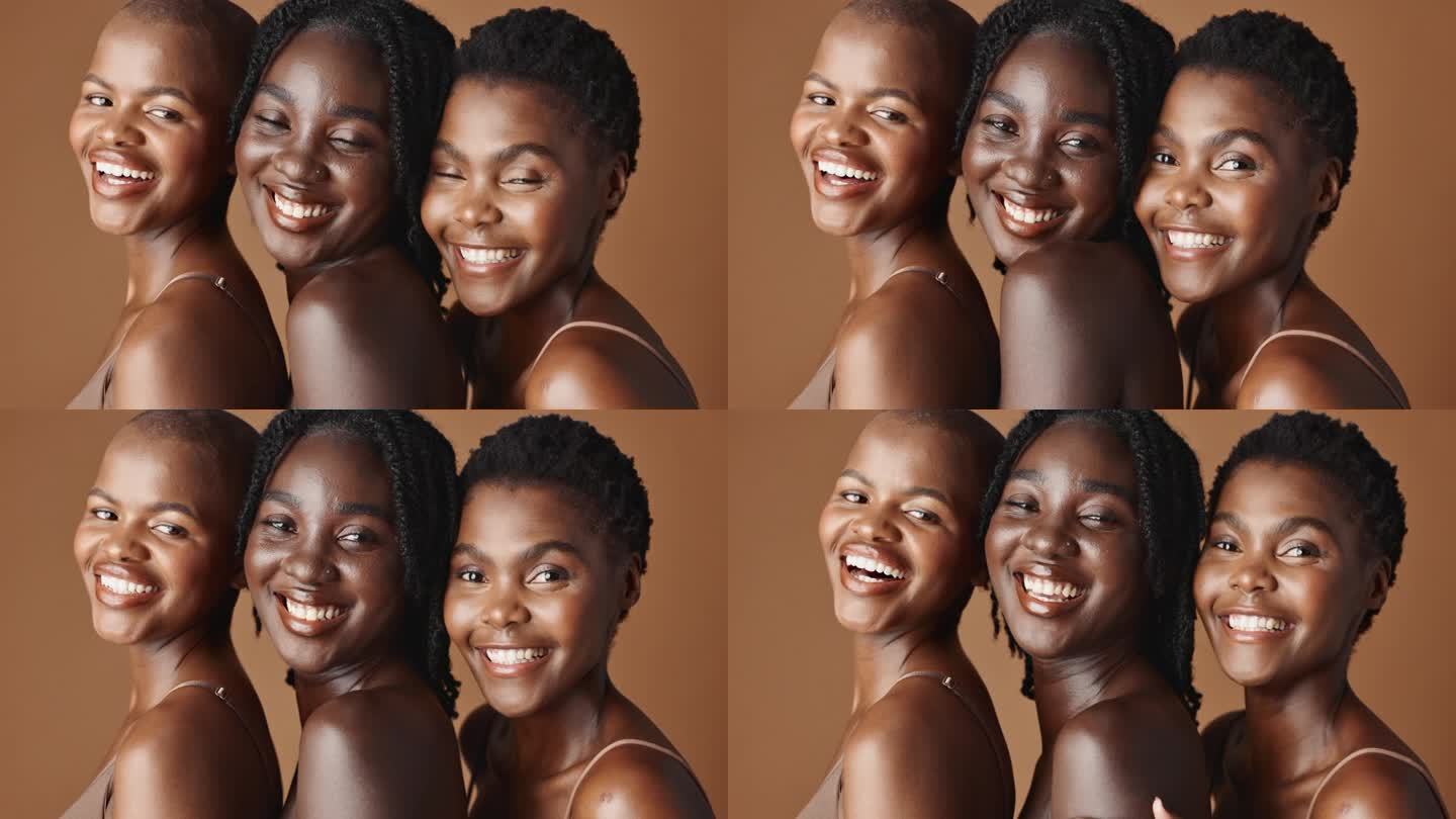 与黑人女性朋友在工作室里的脸，美丽和笑声，棕色背景为自然健康。人像、护肤和搞笑带着一群人开心地看着抗
