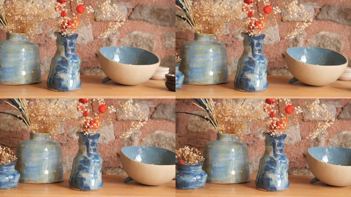 装饰陶瓷花瓶。盆中人工植物的美丽插花