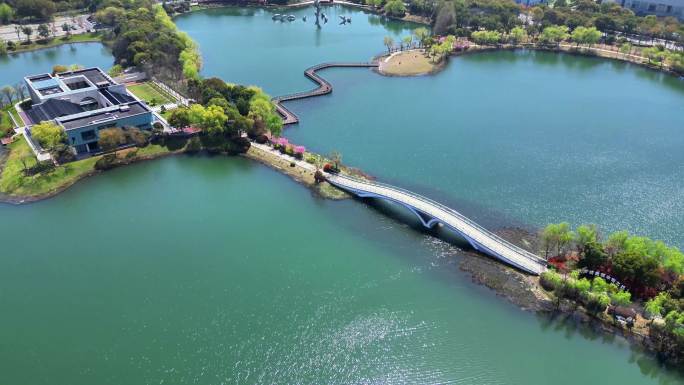 航拍春天里的苏州昆山玉湖湿地公园