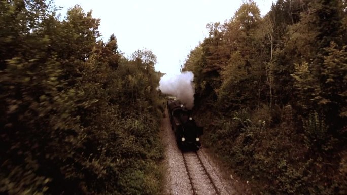 火车的观点-近距离的古董蒸汽机车轮行驶在铁路轨道-车载相机的观点