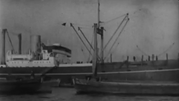 上世纪海港  渔船 军舰 商船
