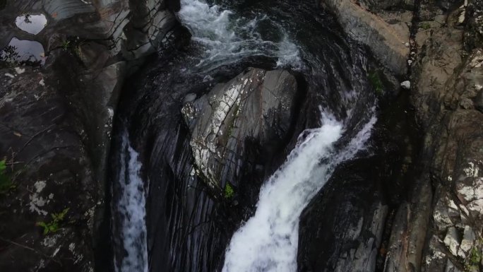 瀑布和水池下面的拉米娜瀑布在El Yunque热带雨林，波多黎各