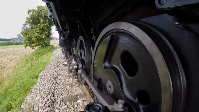 旧历史复古复古模拟技术革命背景-工业机车列车在铁路上