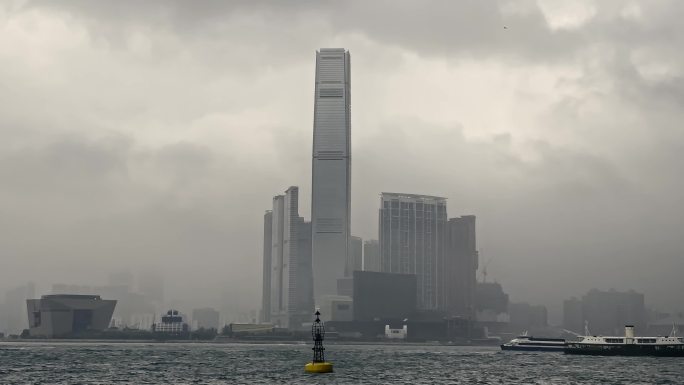 海上行驶的船进入海港