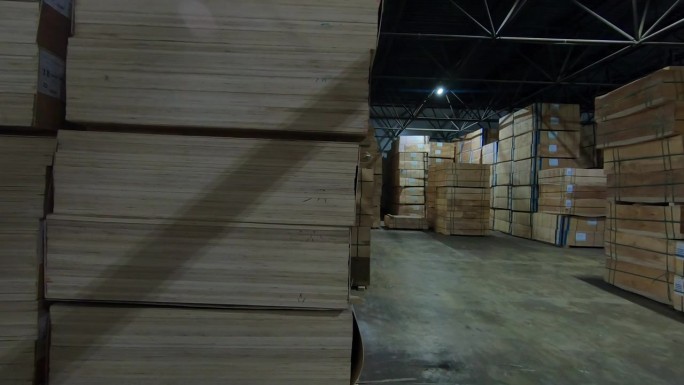 胶合板片堆放在木工工厂的仓库里。
