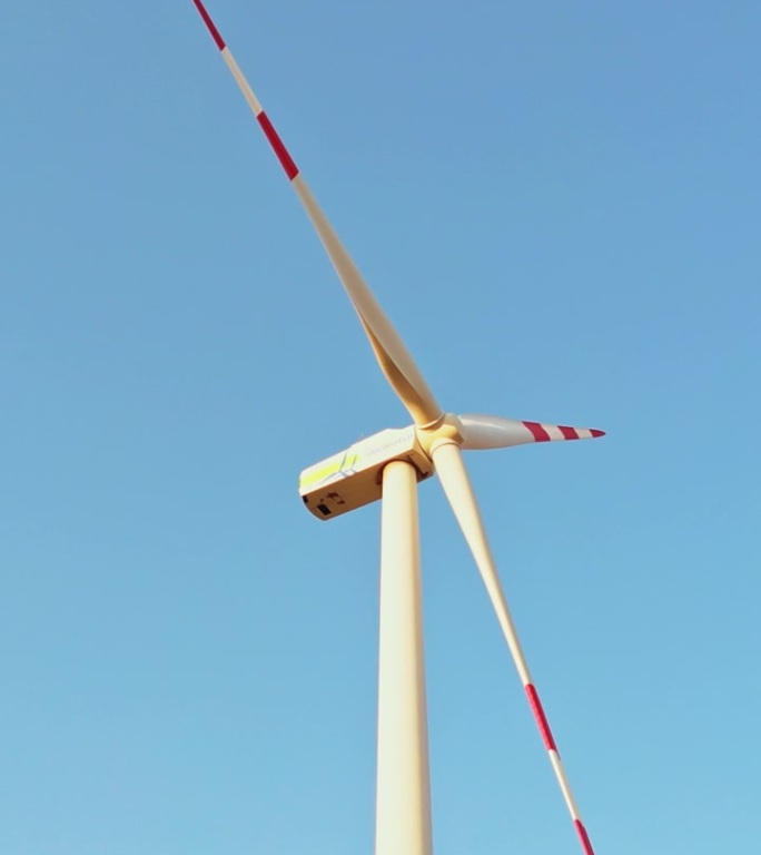 空中风力发电宁静:单个涡轮机旋转在晴朗的蓝天