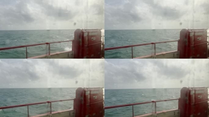 船在大海上行驶中的镜头
