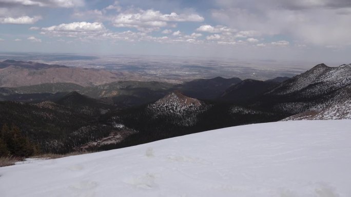 从美国科罗拉多州科罗拉多泉的派克峰山顶俯瞰的美丽景色
