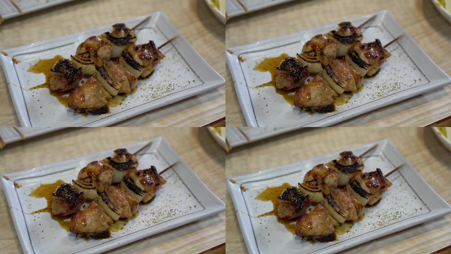日式烤肉居酒屋鸡串配洋葱照烧酱，盛在4k盘