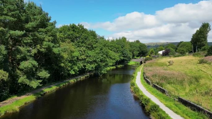 迪格尔运河，位于英格兰大曼彻斯特郡奥尔德姆郡萨德尔沃思的一个村庄。