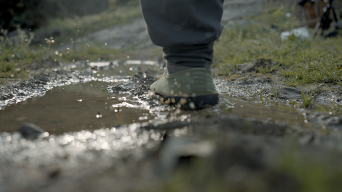 穿着解放鞋在泥泞的道上行走