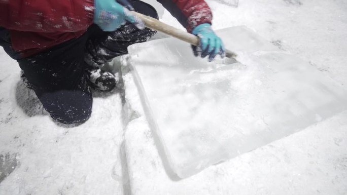 冰雕师切割塑造冰板的特写