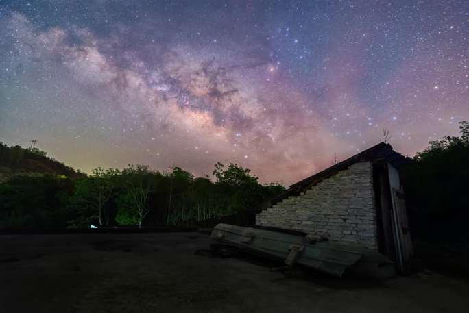 乡村房顶银河升起星空延时摄影