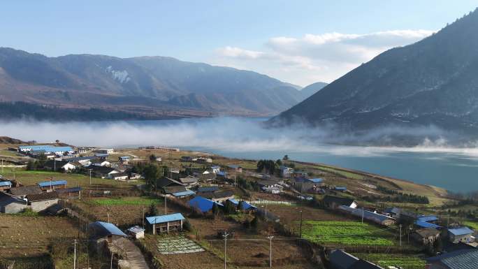 云海旁的村庄(四川大凉山）