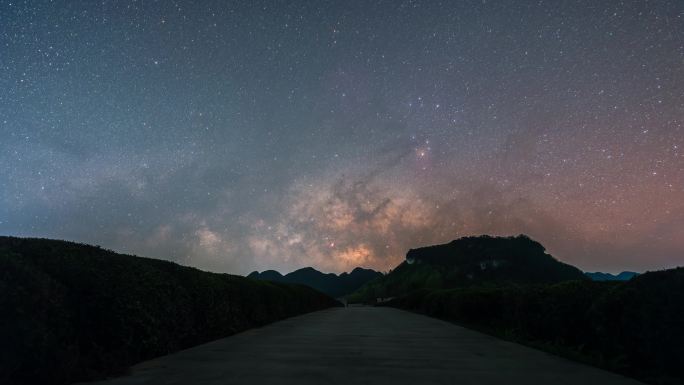 马路银河升起星空延时摄影