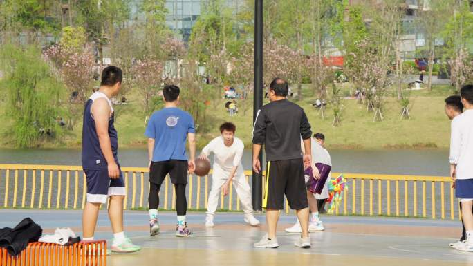 打篮球城市篮球场年轻人成年打篮球球框进球