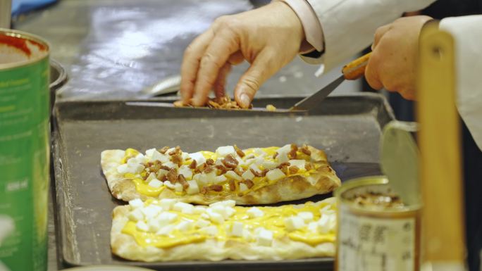 厨师制作披萨意大利披萨美食特写