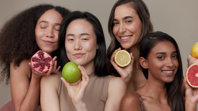 女性，脸和美丽，多样性和水果与皮肤科和朋友的工作室背景。独特的皮肤，天然化妆品和包容，环保护肤，微笑