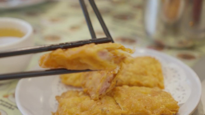 虾仁腐乳煎饼，多汁的虾仁，用细腻的豆腐皮包裹着