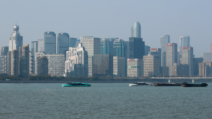 杭州钱塘江边的城市和江水上行驶的船只