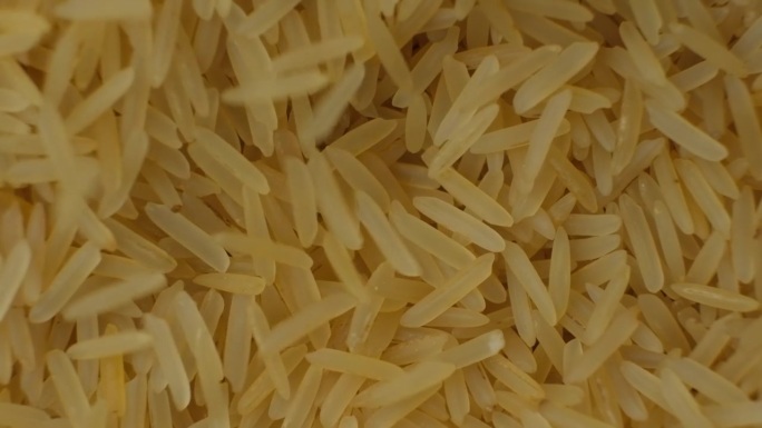 长粒印度香米浇筑宏观慢动作