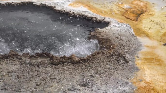 开水泡泡器间歇泉。有大喷发的活跃间歇泉。黄石国家公园，美国怀俄明州