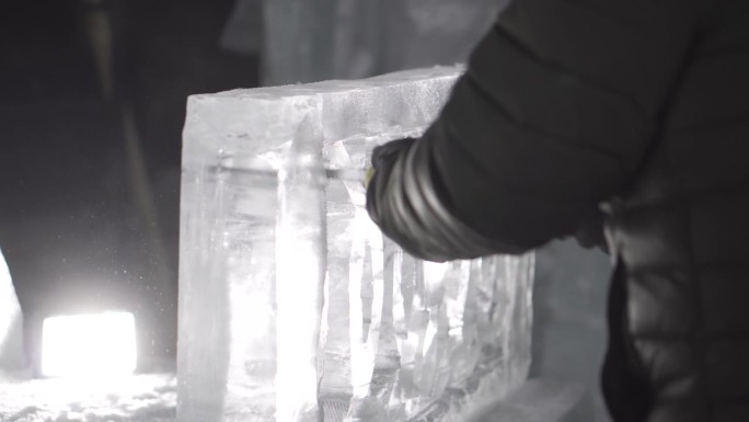 冰雕师切割塑造冰板的特写
