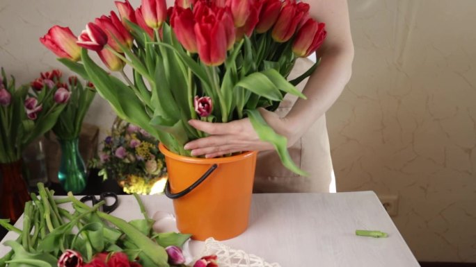 在花店工作的花艺师，做漂亮的插花，零售花艺服务。