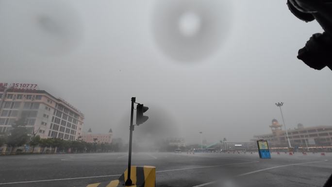 狂风暴雨天气电闪雷鸣乌云翻滚暴风雨倾盆