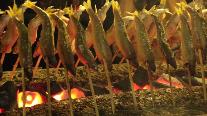日本东京:加盐的木炭烤鱼。