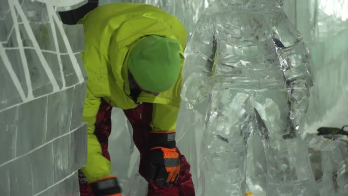 冰雕家正在塑造冰雕