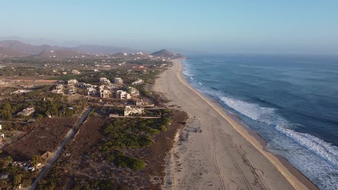 墨西哥下加利福尼亚南部的埃尔佩斯卡德罗，沿着太平洋海岸线的沙滩房屋
