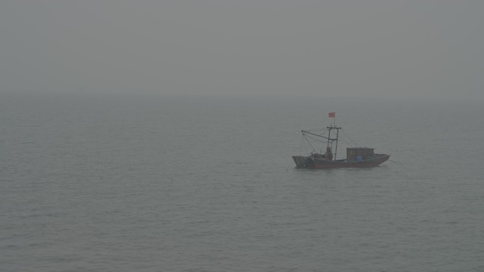 一搜渔船在海面