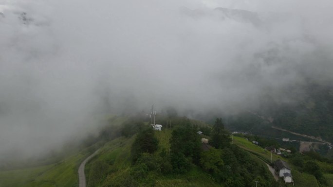 澜沧江云雾穿越高山乡村风景