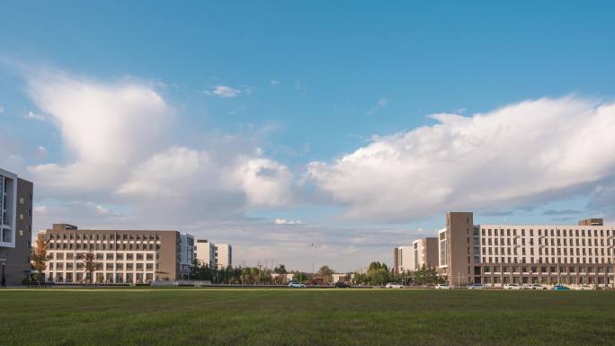 校园草坪广角建筑云海延时