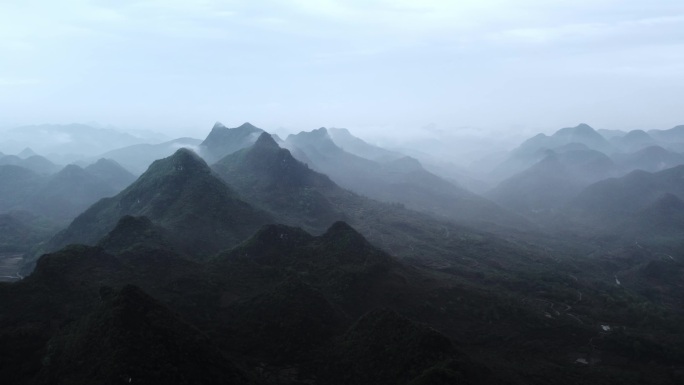 航拍贵州山峰云雾飘渺